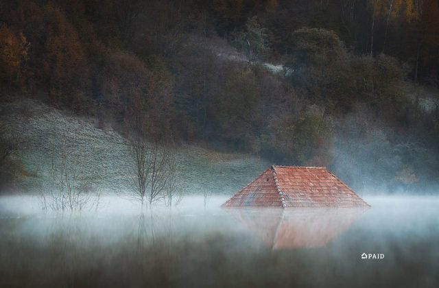 Dimineață răcoroasă de toamnă cu una dintre locuințele inundate