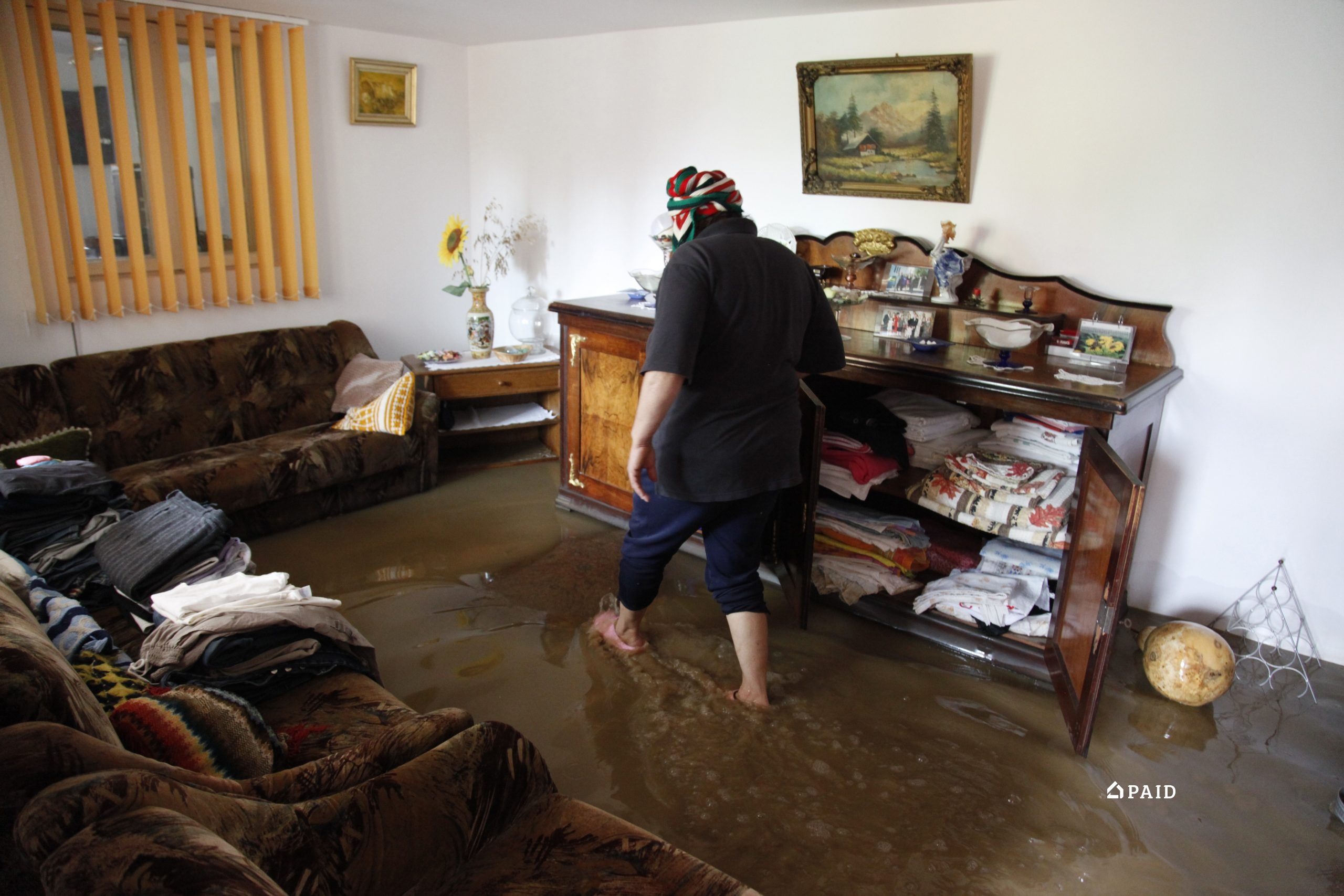 ID 110 - Sterian Ciprian - o femeie merge printr-o cameră inundată, comuna Verești, județ Buzău, 2014
